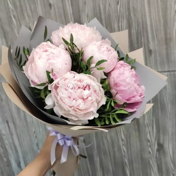 Букет из 5 пионов с фисташкой
